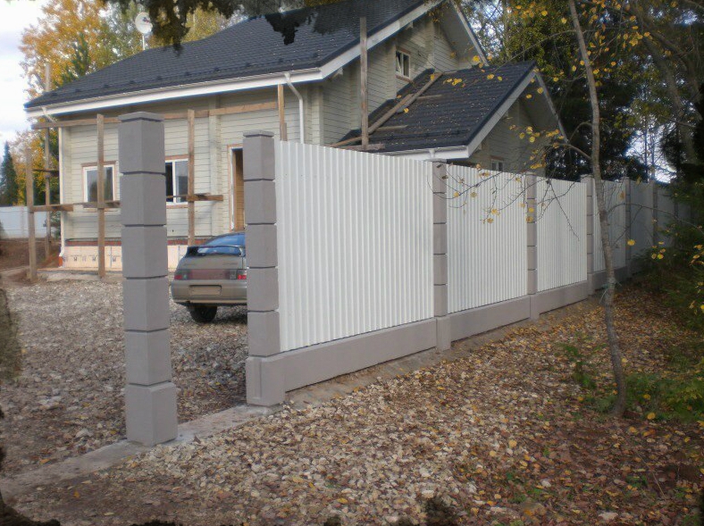 Белый забор из профнастила на бетонных столбах