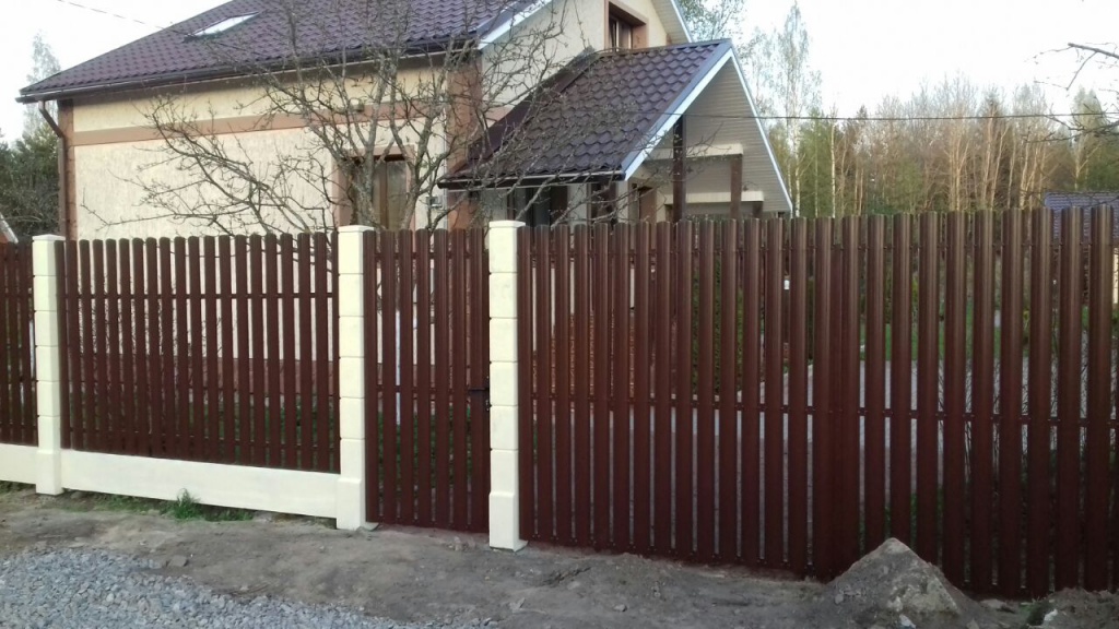 Забор из металлического штакетника на бетонных столбах