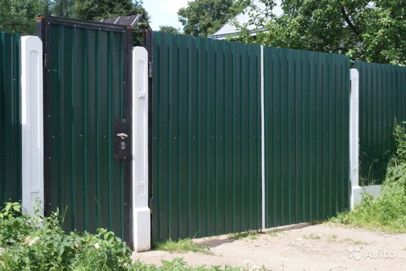 Зеленый забор из профлиста с калиткой и воротами