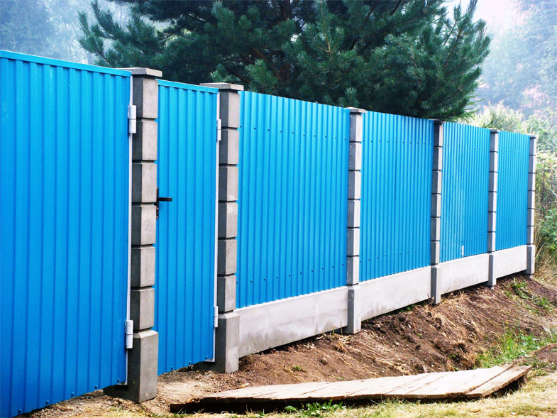 Голубой забор из профнастила