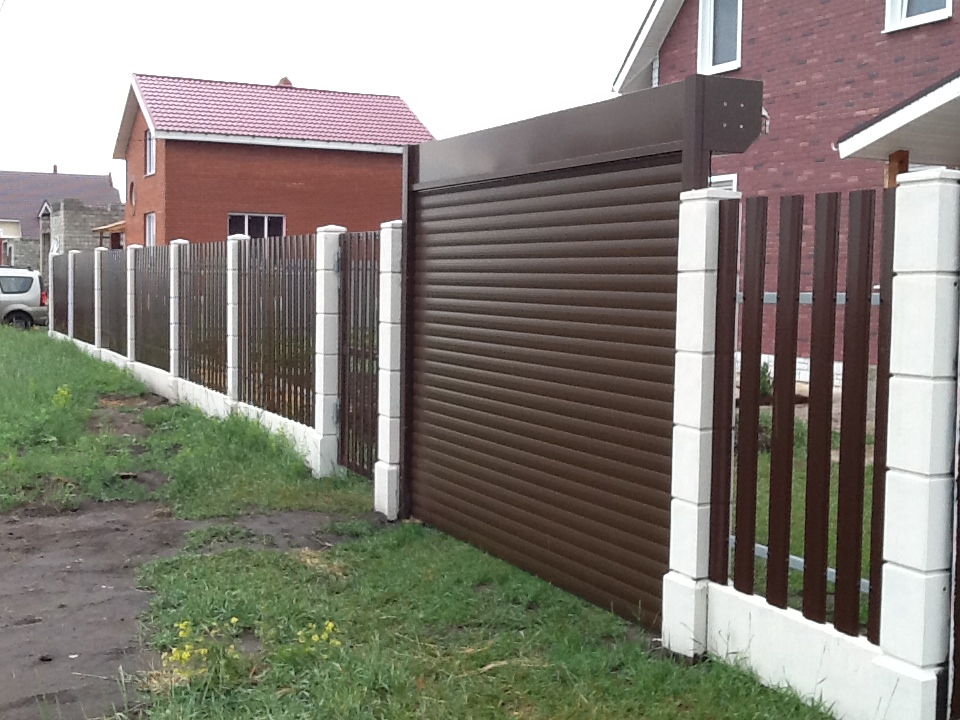 Забор из металлического штакетника с подъемными воротами