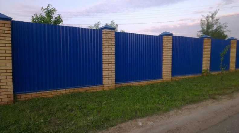 синий забор из профнастила