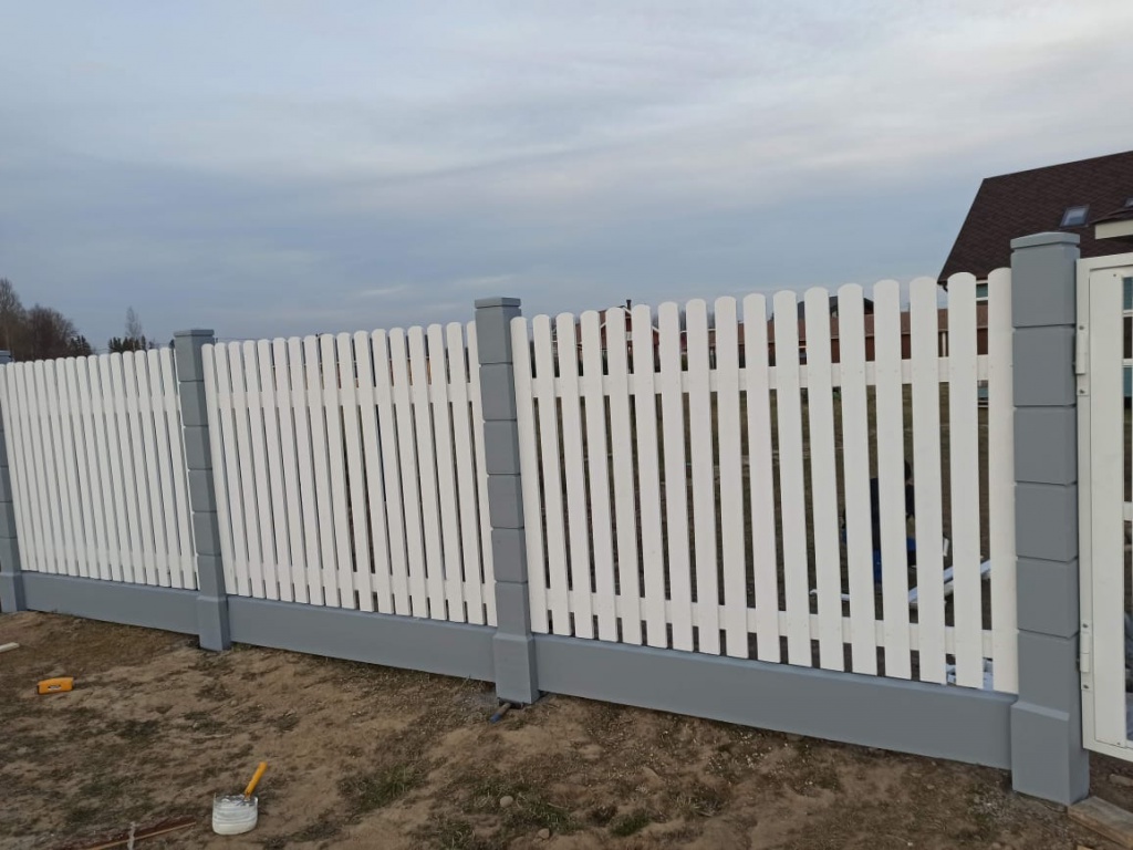 белый забор штакетник деревянный 